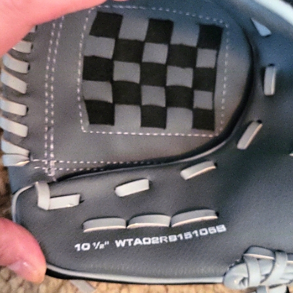 NEW Wilson A200 10.5" T-Ball Left Hand Baseball Glove (Right Hand Throw) - Picture 3 of 6